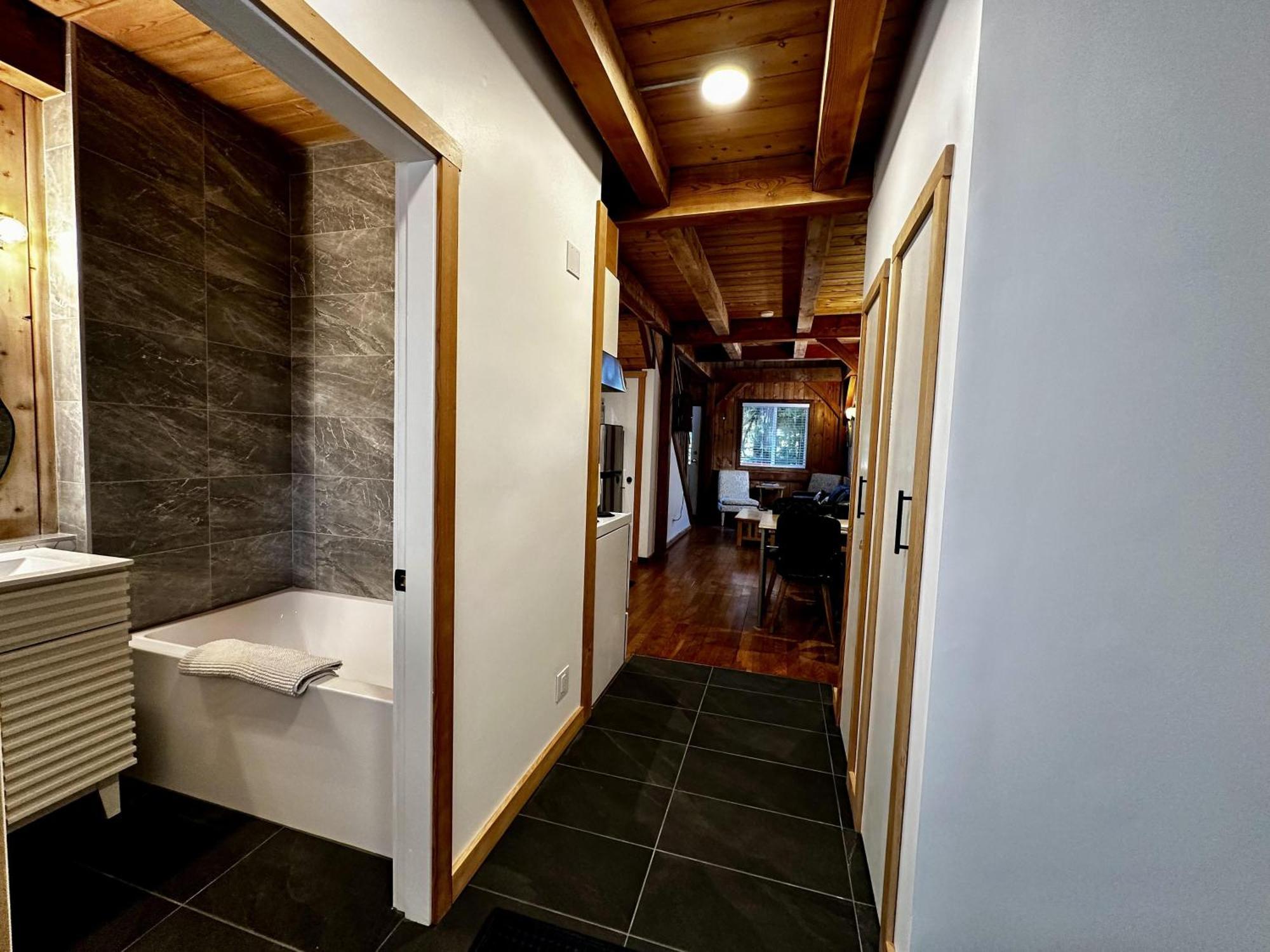 Waterfront Timber Frame Cottage! Ucluelet Exterior foto